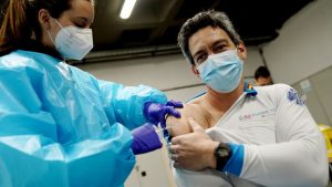 EEUU: Tribunal suspende norma que obliga a vacunar trabajadores