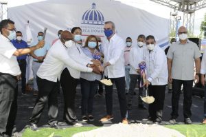 Abinader inicia la construcción de un centro deportivo en Azua