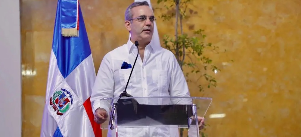 Presidente destaca el trabajo que realizan médicos contra la COVID
