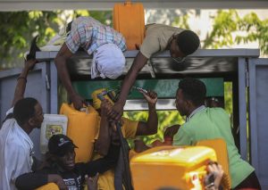 Fiscal Haití amenaza con enjuiciar a especuladores de combustible