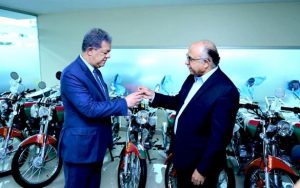 Donan vehículos a la Fuerza del Pueblo para trabajo organización