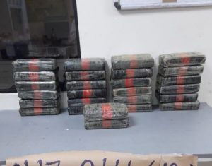 BANI: Autoridades ocupan 26 paquetes de cocaína en la costa