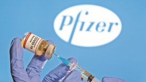 Pfizer ve caer ingresos en 28,7% por venta vacuna de la Covid-19