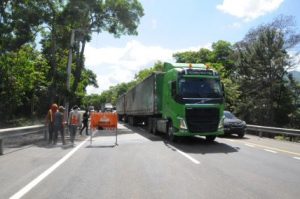 OP abre tránsito luego corregir socavón km 60 autopista Duarte