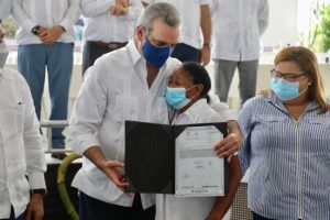 AZUA: Presidente entrega títulos de propiedad; inicia 100 viviendas