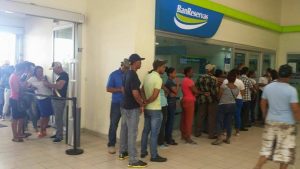 Bancos de República Dominicana modificarán horarios por covid-19