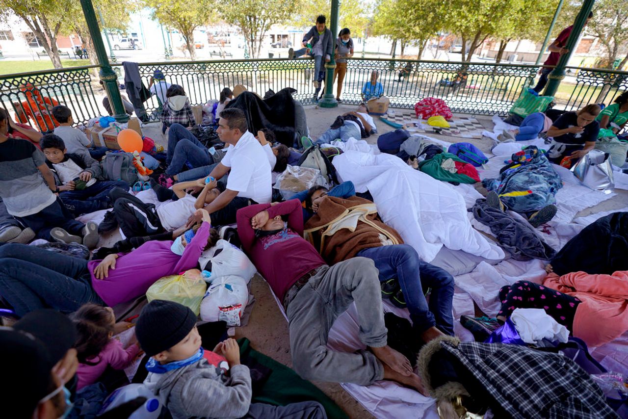México acogerá temporalmente a migrantes expulsados por EEUU imagen