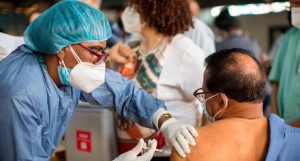 El Colegio Médico Dominicano apoya cuarta dosis vacunas covid