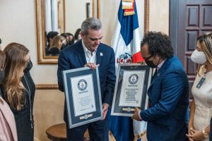 Abinader recibe certificaciones de Guinness del record  de la bachata
