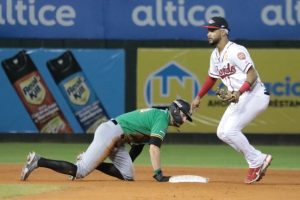 Licey, Estrellas y Gigantes ganan en el beisbol profesional de RD