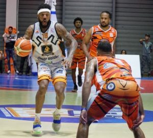 Bimbo Carmona se destaca en el  torneo basket superior de Higüey
