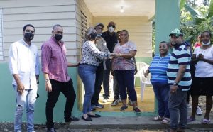 SALCEDO; Senador entrega dos viviendas a familias pobres