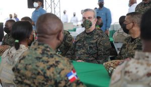 Abinader se viste de militar; dice mejorará condiciones soldados