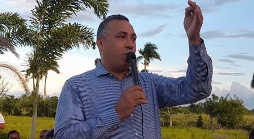 Alcalde: «A políticos no ayudan hay que caerles a machetazos” imagen