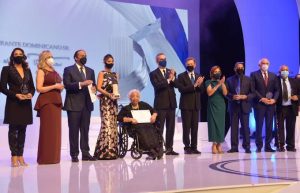 Entregan Premio al Emigrante Dominicano Oscar de la Renta Entregan Premio al Emigrante Dominicano Oscar de la Renta