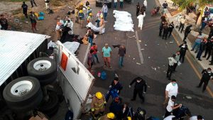 Suben a 6 dominicanos muertos en accidente trailer en México