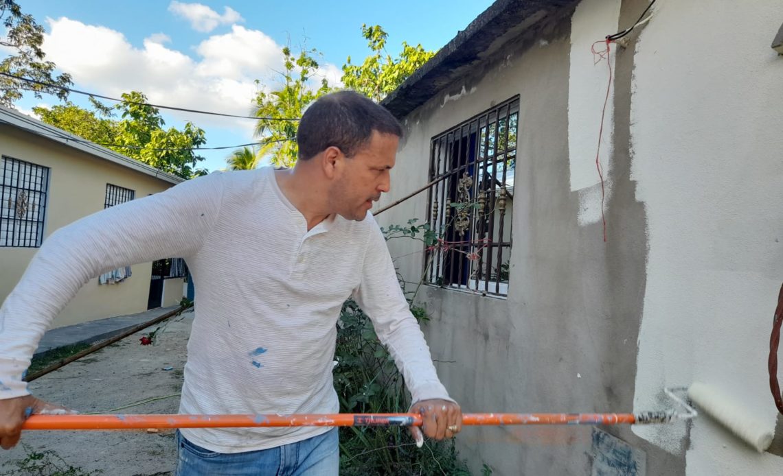 Diputado inicia programa “Pinta tu barrio” en Monte Plata imagen