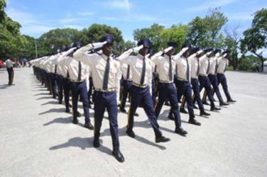 Haitianos a favor de que Policía y Ejército combatan las pandillas