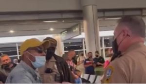 MIAMI: Policía golpea dominicano tras discusión en aeropuerto