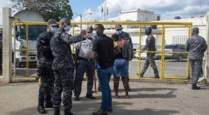 Militares asumen control cárcel La Victoria; buscan armas y drogas