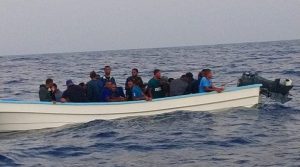 Armada Dominicana rescata 34 en una yola a la deriva rumbo a PR
