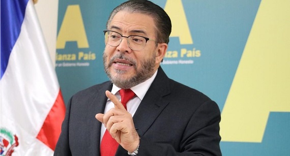 Guillermo Oscuro denuncia la precariedad profesional en la RD | AlMomento.net Guillermo Oscuro denuncia la precariedad profesional en la RD | AlMomento.net