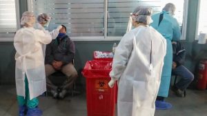 Nueva ola de Covid bate récords y supera 2 millones casos diarios