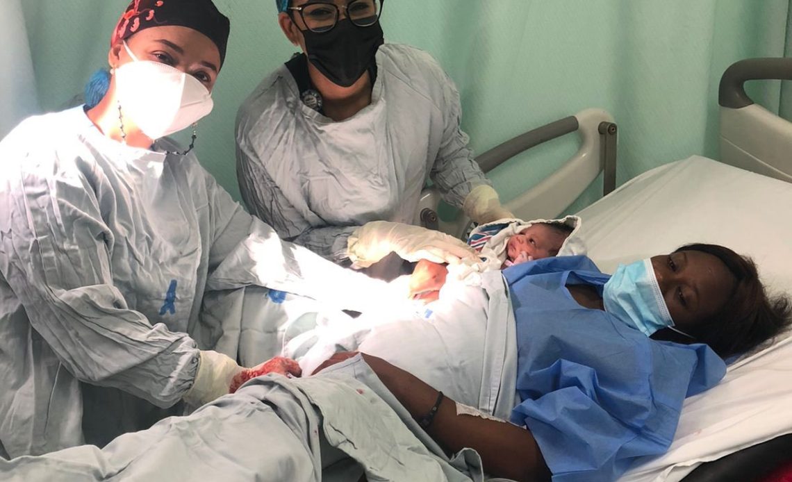 Primer nacimiento del 2022: una niña de 6 libras y en buen estado imagen