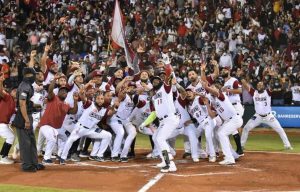 Gigantes derrotan a las Estrellas y empatan serie final beisbol de RD