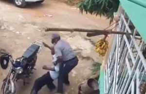 SAMANA: Captan a un agente policial maltratando anciano 
