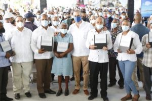 HATO MAYOR: Abinader entrega títulos propiedad a 1,093 familias
