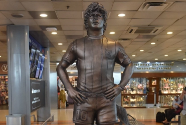 Pasajeros deslumbrados con una estatua Maradona en Argentina