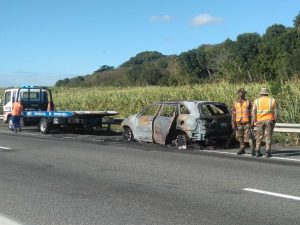 Una periodista sufre quemaduras al incendiarse auto en carretera