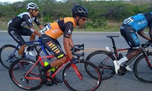 Colombiano Brayan Gómez gana cuarta etapa de Vuelta Ciclística