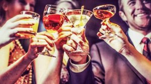 Subir impuestos al alcohol salvaría 133,000 vidas al año en Europa