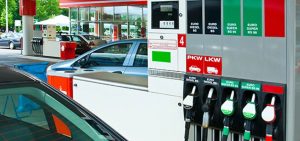 Precio combustible se dispara en Europa y supera 2 euros por litro