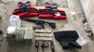 Ocupan cocaína, fusil y dólares a dos detenidos en finca  Toño Leña