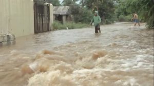 Las lluvias continúan y obligan a desplazar 7,975 personas en RD