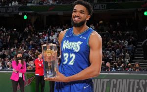 Dominicano Towns gana concurso de triples en All Star de la NBA