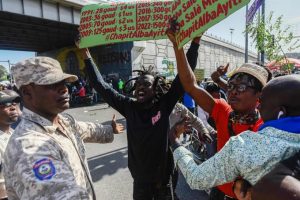 Miles de trabajadores haitianos vuelven exigir aumento salario