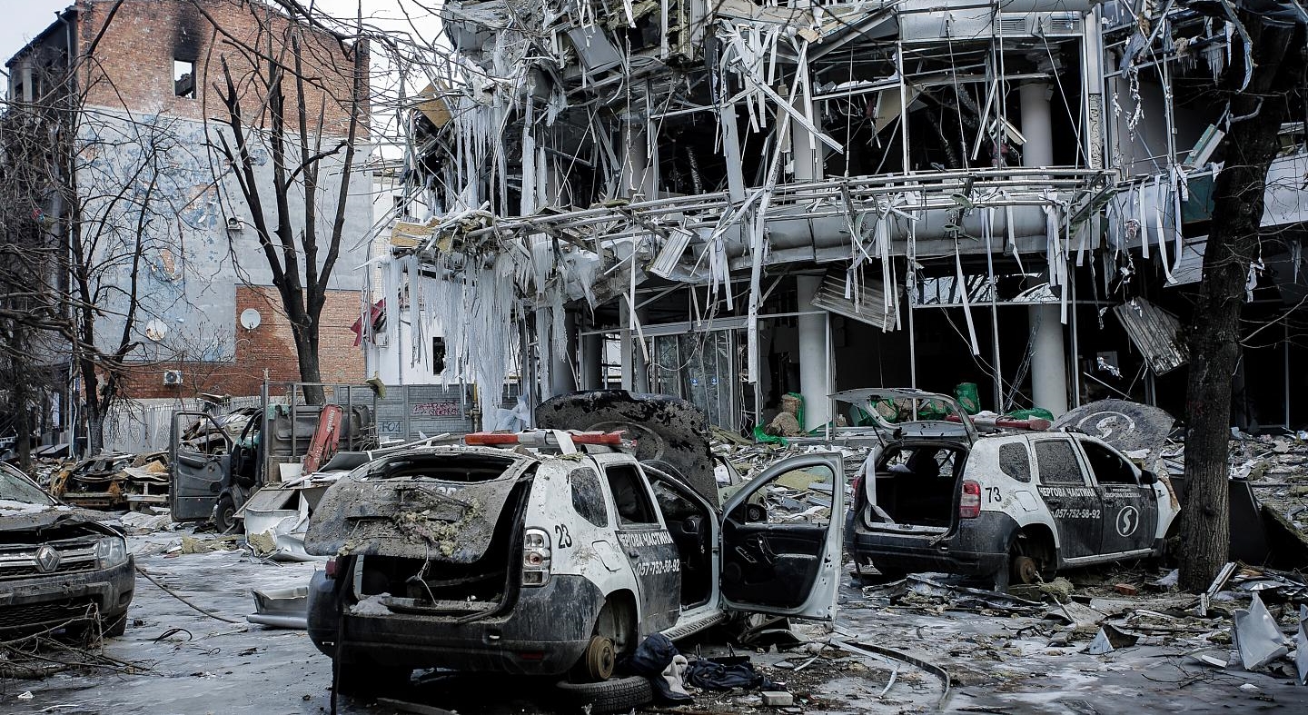 Avanzan negociaciones Rusia y Ucrania en medio de bombardeos imagen