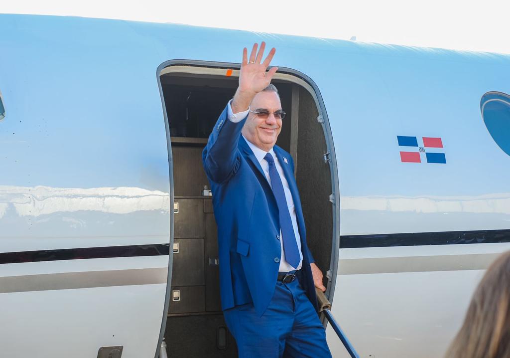 Presidente Abinader sale hacia Costa Rica para participar cumbre imagen