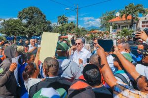 BONAO: Presidente Abinader se detiene a escuchar comunitarios