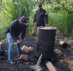 BAHORUCO: Desmantelan una fábrica de alcohol adulterado