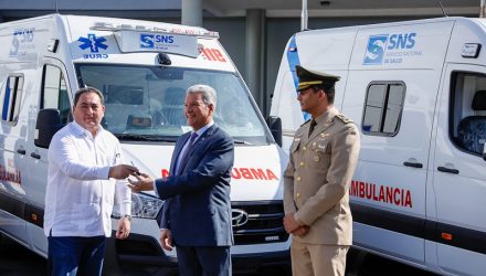 Entregan 7 nuevas ambulancias al Servicio Nacional de Salud