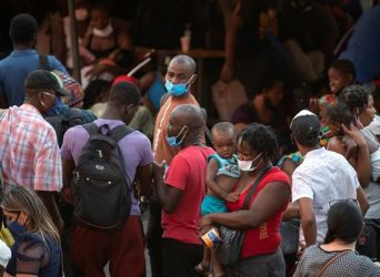 Barco con más de 150 migrantes haitianos encalla al sur de Florida