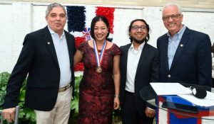 Colombia: Periodista dominicana recibe medalla al mérito
