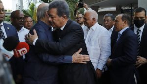 Leonel expresa condolencias a Hipólito por muerte de su esposa Leonel expresa condolencias a Hipólito por muerte de su esposa