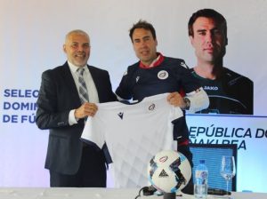 Español Iñaki Bea es presentado oficialmente nuevo DT de fútbol