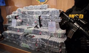 SDE: Confiscan 461 paquetes cocaína y arrestan a dos personas